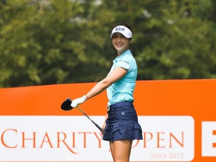 “ほほ笑み女王”キム・ハヌルは給油姿も美しかった！「モデルみたい」「本当に素敵」【PHOTO】