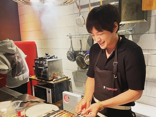 “グンちゃん’Sキッチン”開店！チャン・グンソクの家庭的な姿が話題「良い旦那さんに…」【PHOTO】