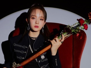 新人女性グループHOT ISSUEが2人の写真を公開、銃を抱えた“傲慢美”でファン欲誘発【PHOTO】