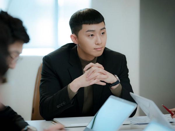 パク・ソジュン主演『梨泰院クラス』、“大人の余裕”で魅せる新スチール写真公開【PHOTO】