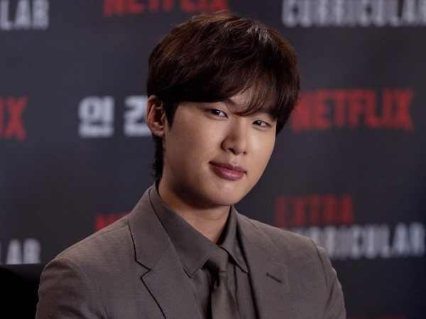 『梨泰院クラス』出演のキム・ドンヒ、Netflix主演作『人間レッスン』制作発表会で照れ「頑張らなくちゃ」