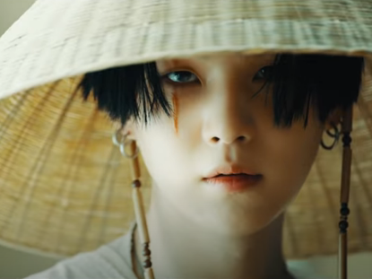 BTSのSUGAが新曲MV公開！ “メンバーがエキストラ”説にファン大盛り上がり【PHOTO】