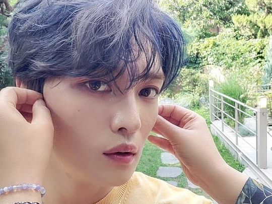 ジェジュンが撮影オフショットを公開！ 担当美容師とのお茶目なやりとりも？【PHOTO】