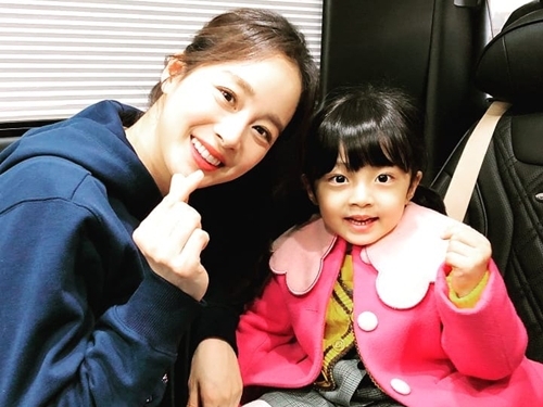 韓国で最も美しい女優キム・テヒ、“娘役の男児”とのオフショットに反響！ 「まさに美形親子」【PHOTO】