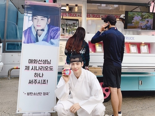 “仲良し” BTSジョングク、チャ・ウヌに差し入れ「こっちおいで食べて遊ぼう」【PHOTO】