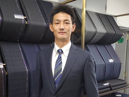 元Jリーガー安英学さん、オーダースーツSADAの協力を得て新しい試み
